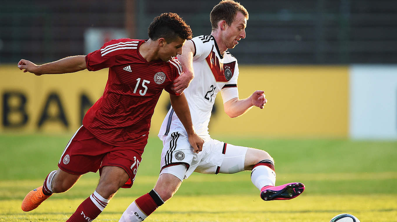 Im Spiel gegen Dänemark: Maxi Arnold ist Zweikampfsieger gegen Emiliano Marcondes © 2015 Getty Images