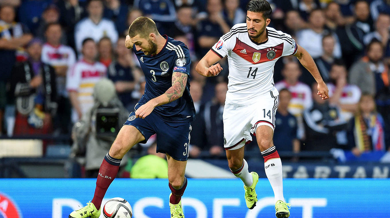 Zweites Länderspiel für Emre Can (r.) - hier im Duell mit dem Schotten Charlie Mulgrew © GES/Markus Gilliar