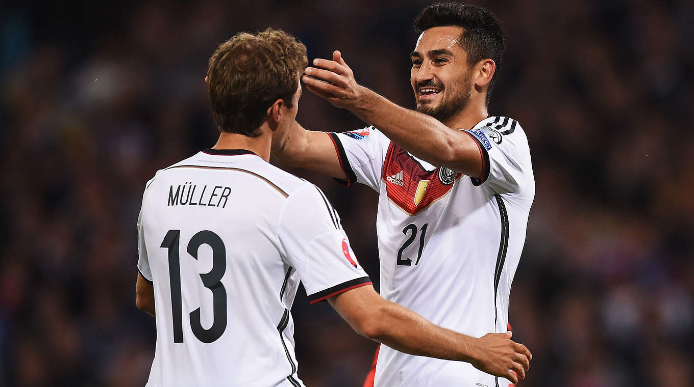 Müller celebrates with fellow goalscorer Ilkay Gündogan © 2015 Getty Images