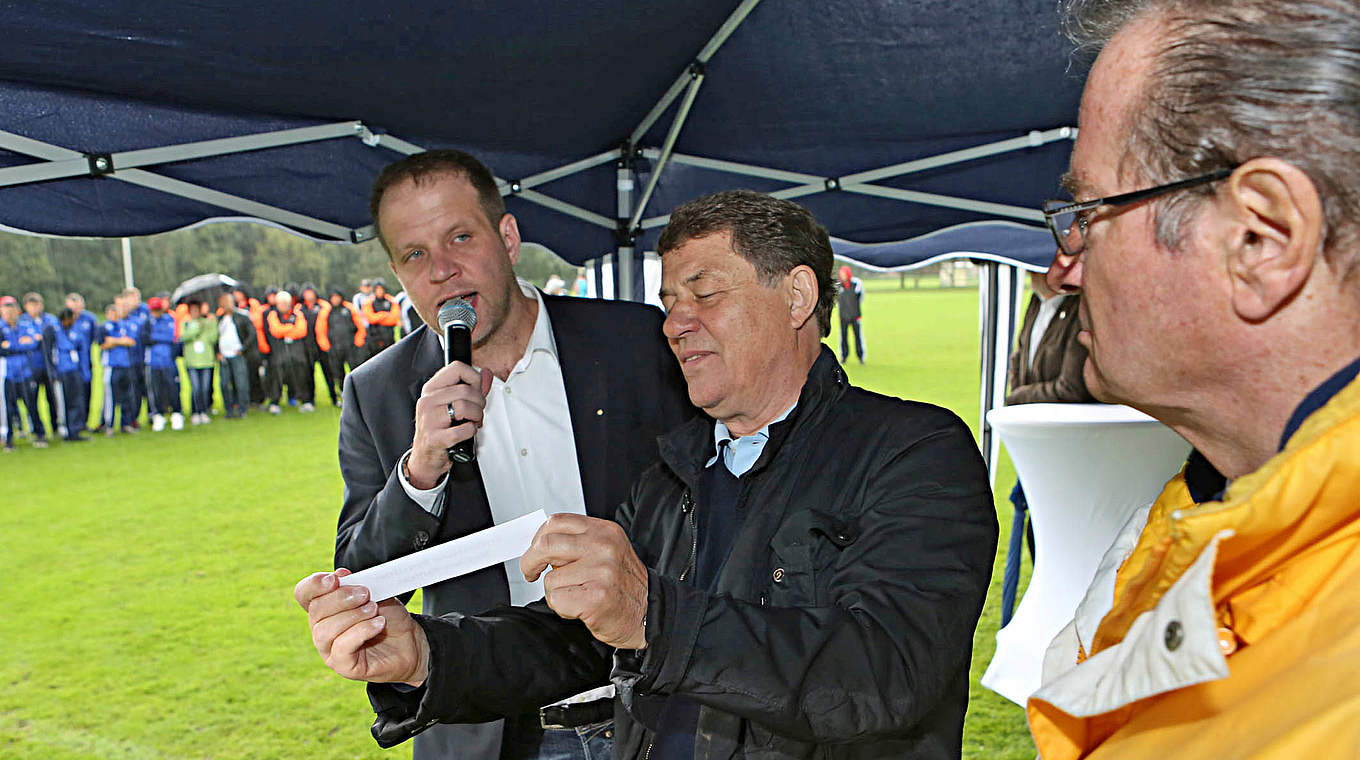 "Glücksfee" Otto Rehhagel: Auslosung der Spielpaarungen © Carsten Kobow