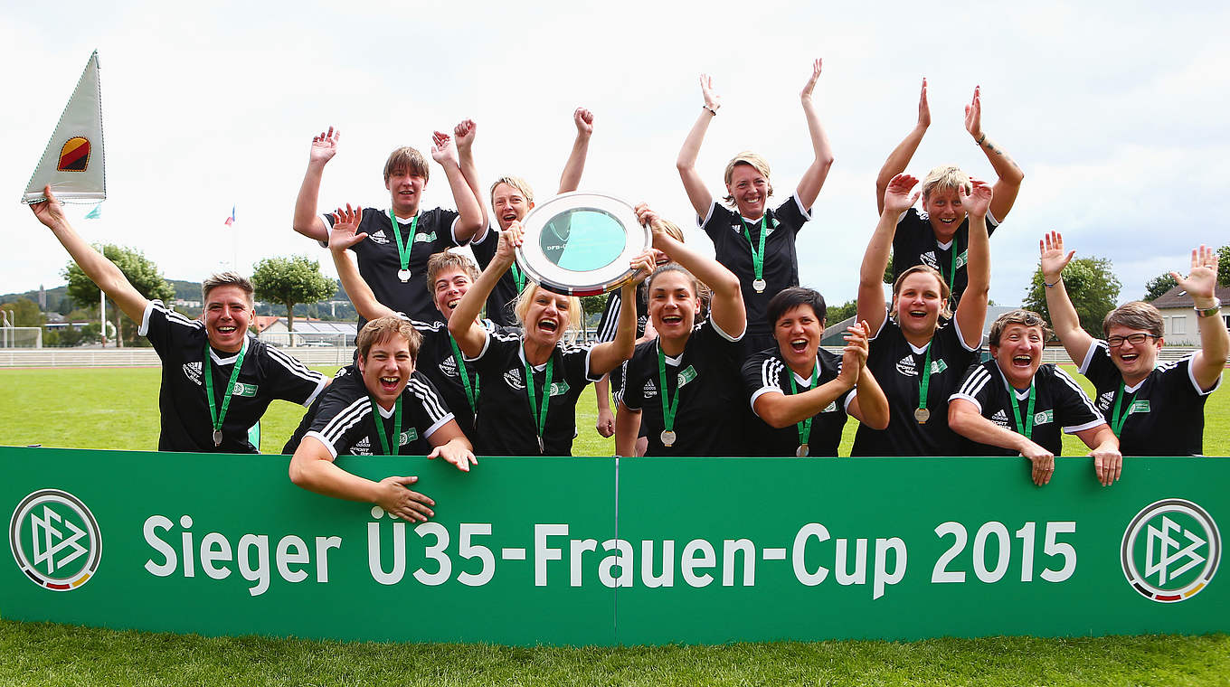 Die Spielerinnen des SV Dirmingen gewinnen den Ü35-Frauen-Cup 2015. Zuvor hatte das Team alle fünf Begegnungen für sich entschieden © 2015 Getty Images