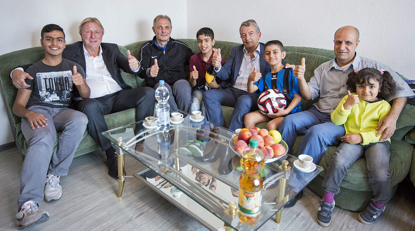 Zu Gast bei Freunden: Kurdische Familie lädt Niersbach zum Kaffee ein © 2015 Getty Images