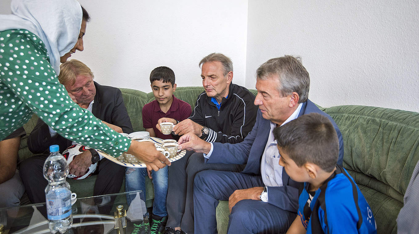 Zu Besuch bei Flüchtlingen in Egelsbach: DFB-Präsident Wolfgang Niersbach (2.v.r.) © 2015 Getty Images