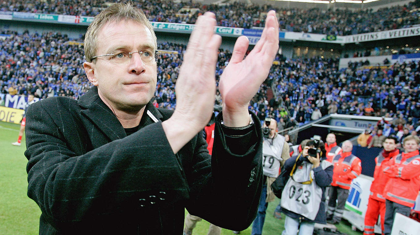 Ehrenrunde mit Folgen: Ralf Rangnick wird 2005 als Schalke-Trainer entlassen © 2005 Getty Images