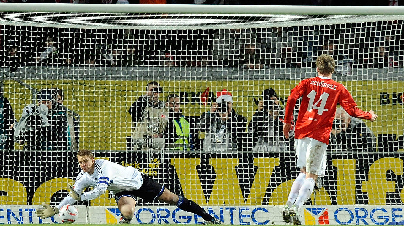 Zwei kommende Weltmeister im Duell: Schalkes Neuer (l.) pariert 2010 gegen Schürrle © 2010 Getty Images