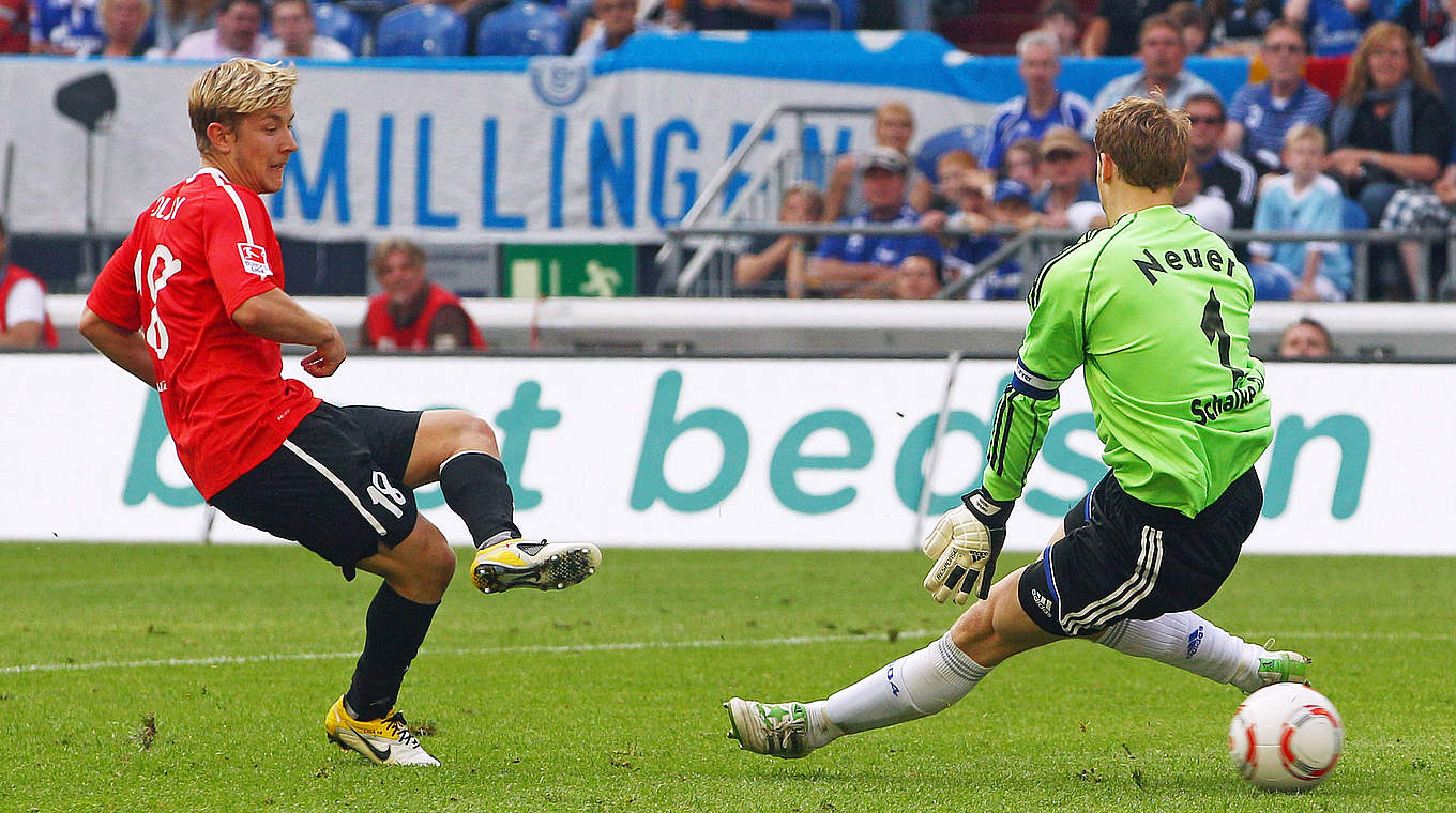 Mann des Tages am 7. Mai 2011: Lewis Holtby (l.) überlistet Schalkes Manuel Neuer © Getty Images