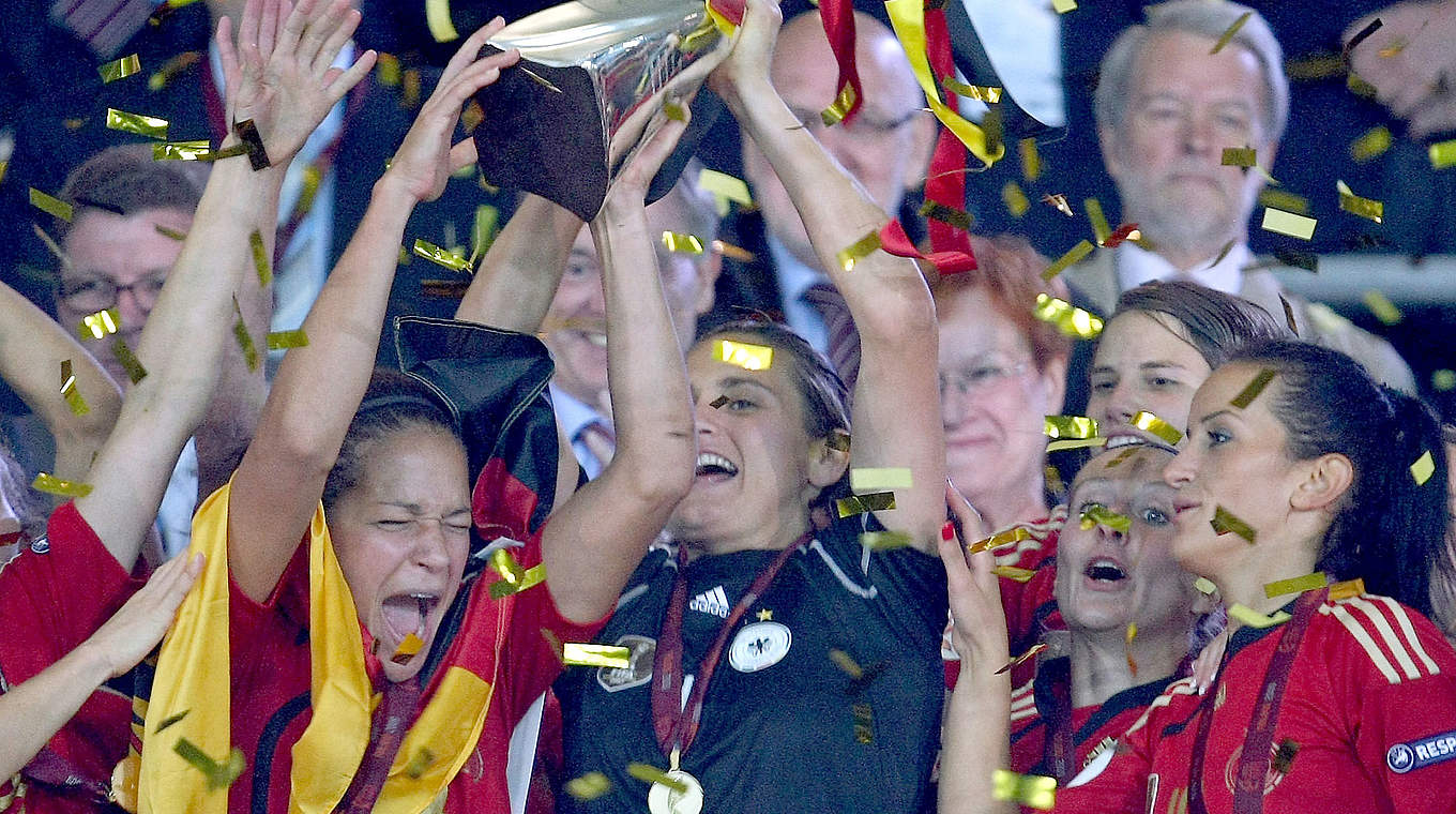 2009 European Champions: Nadine Angerer and Celia Sasic © 2009 Getty Images