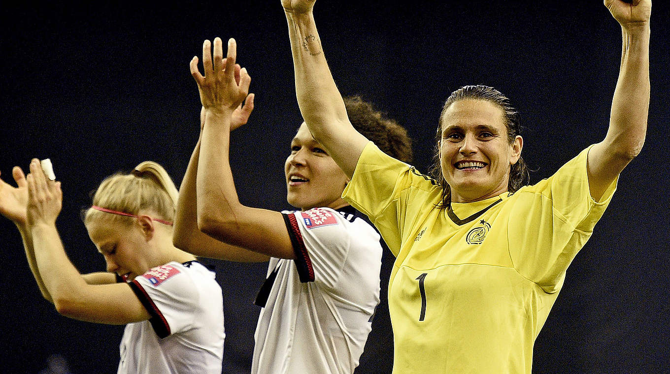 Abschied von zwei Großen des internationalen Frauenfußballs: Sasic (M.) und Angerer (r.) © AFP