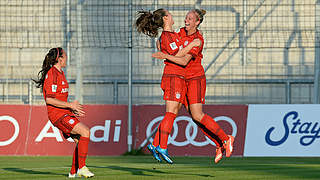 FC Bayern and goalscorer Caroline Abbé celebrate the opening goal. © Jan Kuppert