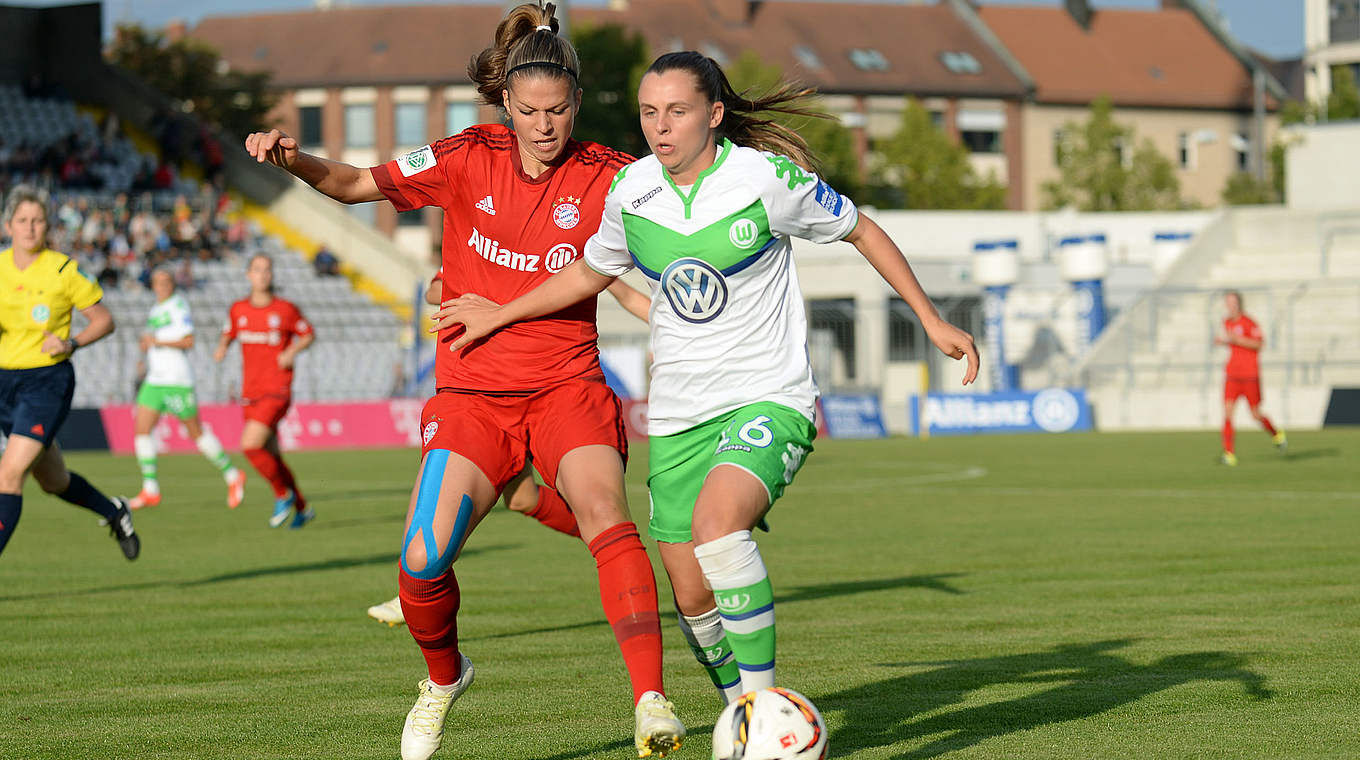 FC Bayern's Melanie Leupolz and Wolfsburg's Noelle Maritz battle it out for the ball. © Jan Kuppert