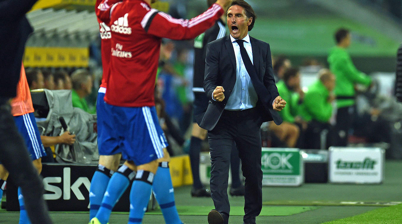 Manager Bruno Labbadia celebrates HSV's second win of the season © 