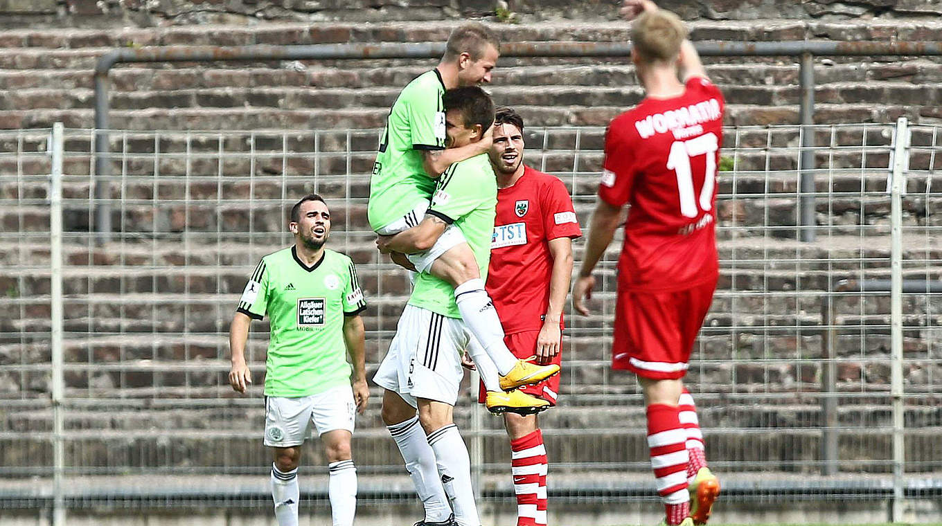 8. Spieltag in der Südwest-Staffel: VfR Wormatia 08 Worms - FC 08 Homburg 0:5 (0:1): Im Traditionsduell bei Wormatia Worms siegen die Saarländer mit 5:0. Der frühere Bundesligist hält nach dem Auswärtserfolg Anschluss an die Spitzengruppe der Tabelle. © imago/Eibner