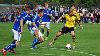 Szene aus dem Hinspiel-Derby: Bruun Larsen (r.) nimmt es mit drei Schalkern auf © MSPW