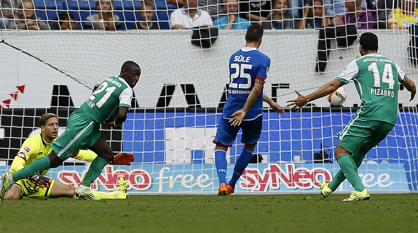 Claudio Pizarro (r.) with the golden touch to assist Ujah for the winner © 2015 Getty Images