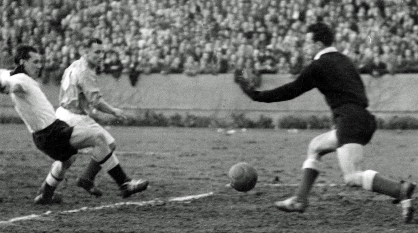 28. März 1954: Max Morlock (l.) trifft, die DFB-Auswahl siegt im Saarland mit 3:1 © 