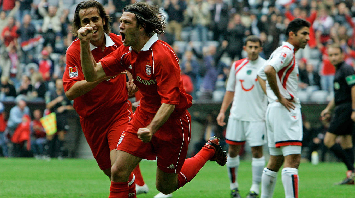 Treffer zum 14. Ligasieg des FC Bayern München in Serie: Martin Demichelis jubelt 2005 © 2005 Getty Images