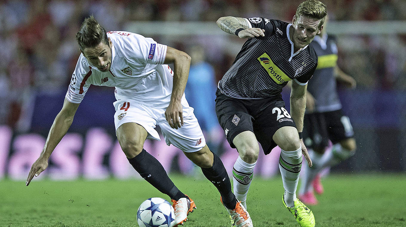 André Hahn and his Gladbach teammates had to suffer a disappointing 3-0 loss in Seville © 2015 Getty Images