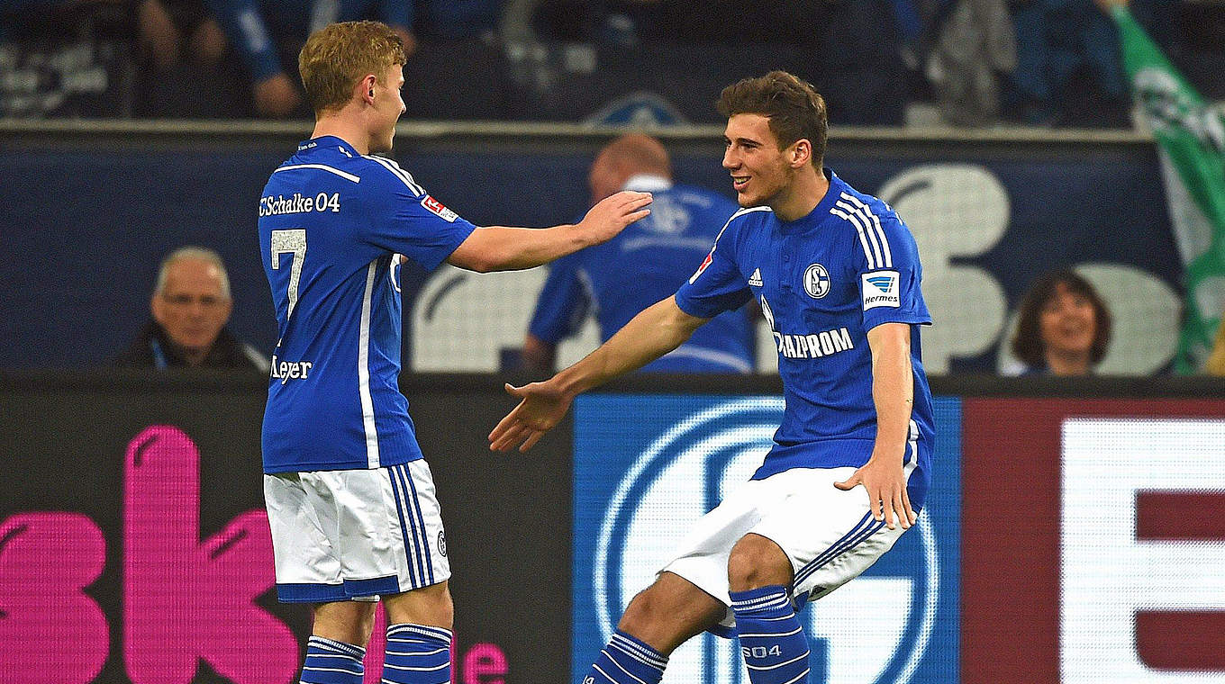 Max Meyer (l.) mit Leon Goretzka: "Wir sind auf Schalke weiter auf dem richtigen Weg" © PATRIK STOLLARZ/AFP/Getty Images