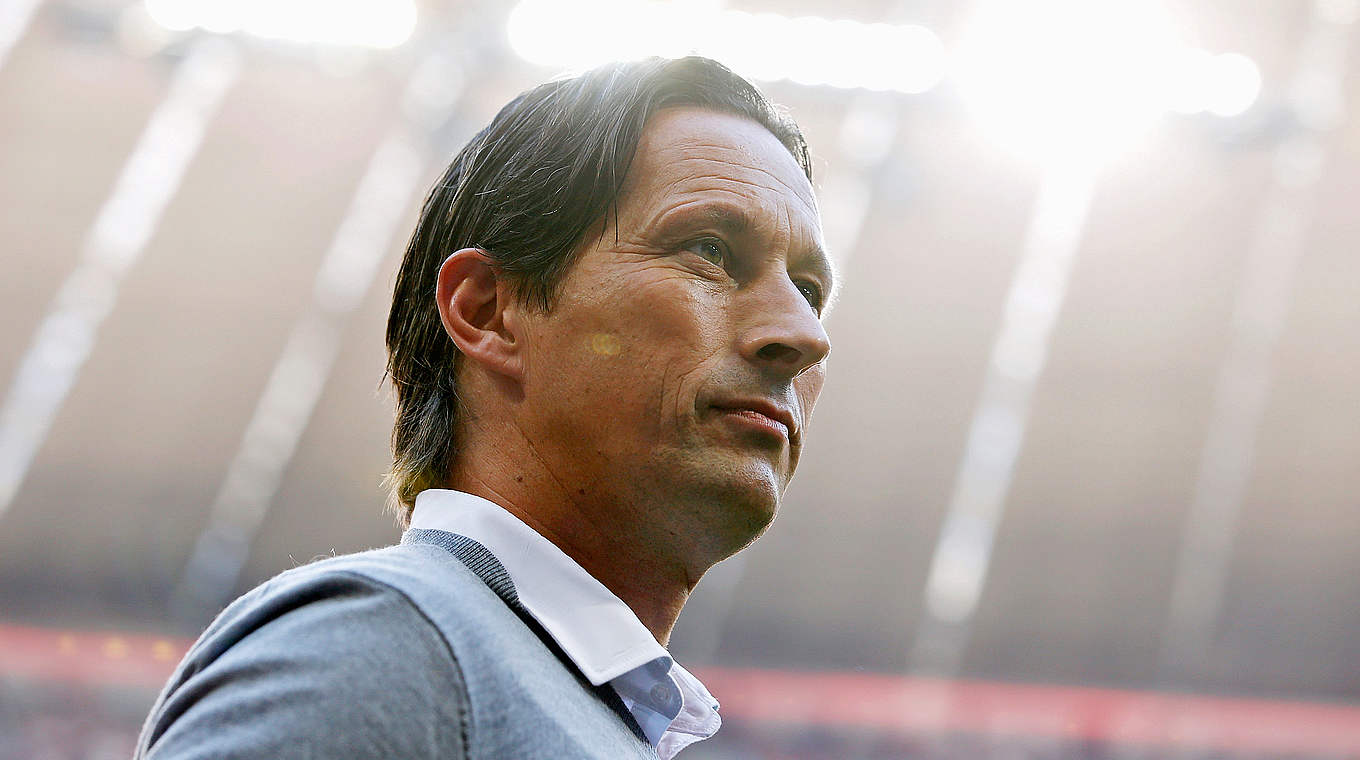 Steht nach zwei Niederlagen unter Druck: Bayer-Trainer Roger Schmidt  © 2015 Getty Images