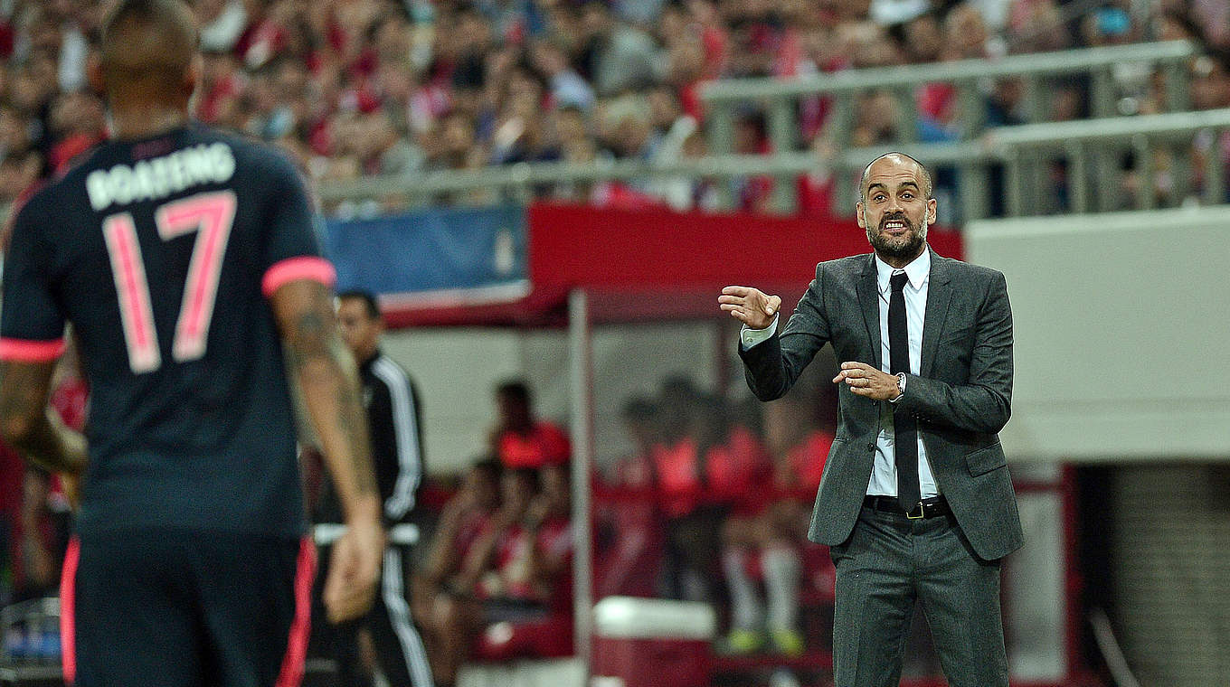 Pep Guardiola gives Jerome Boateng some defensive instructions © 