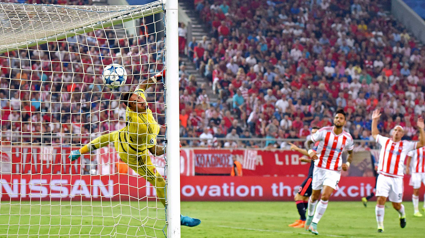 Olympiacos Keeper Roberto caught off guard by Müller's shot. © imago/MIS