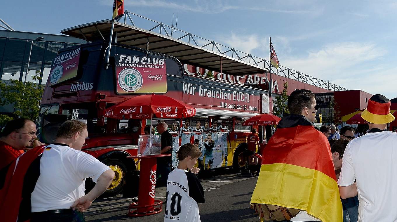 Anlaufstelle: Der Bus des Fan Club Nationalmannschaft © Getty Images