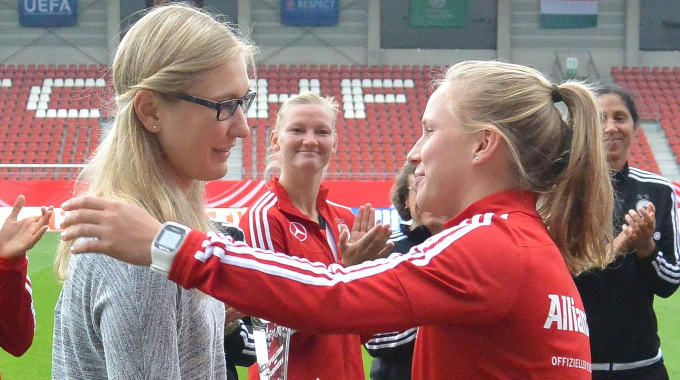 Herzlich: Lisa Hoschatt zeichnet Tabea Kemme aus © Fan Club Nationalmannschaft