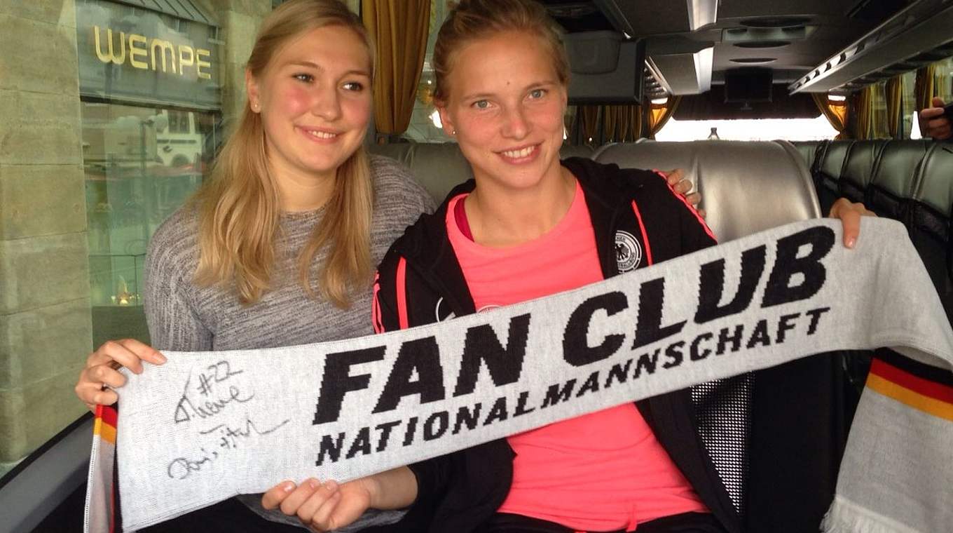 Heimelig: Fan und Nationalspielerin im Mannschaftsbus © Fan Club Nationalmannschaft