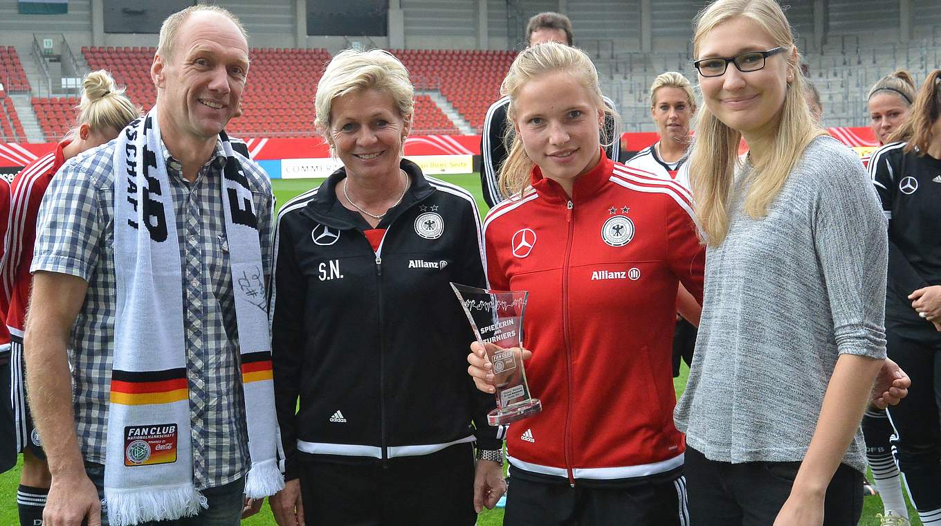 In Halle: Ivo und Lisa Hoschatt nehmen Silvia Neid und Tabea Kemme in ihre Mitte © Fan Club Nationalmannschaft