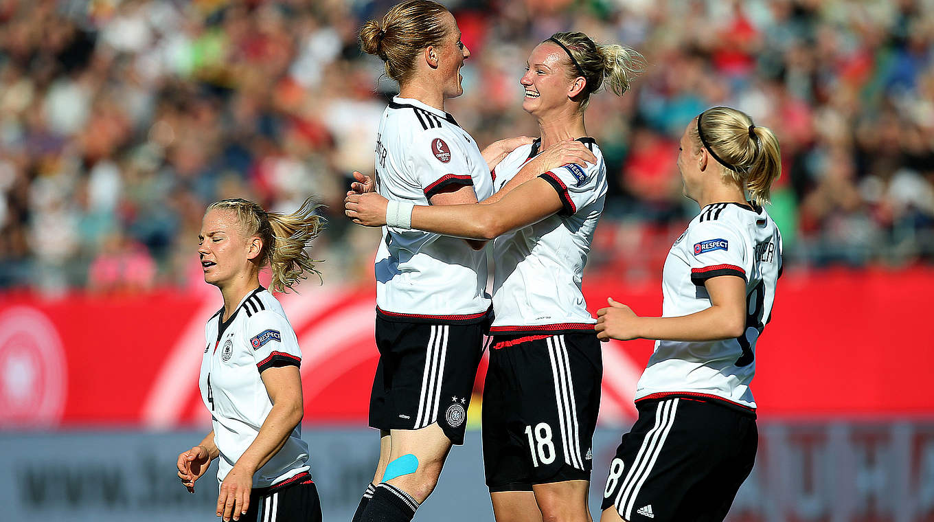 Jubel in der Dauerschleife: die DFB-Frauen siegen souverän gegen Ungarn © 2015 Getty Images