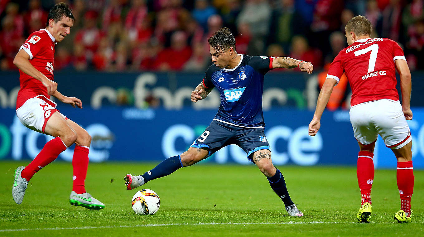 Hoffenheim's Eduardo Vargas challenges two Mainz players for the ball © 2015 Getty Images