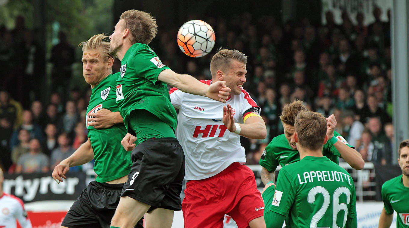 Luftduell im Preußenstadion: Kölns Flottmann mit den Münsteranern Heitmeier und Pischorn (v.r.) © 2015 Getty Images