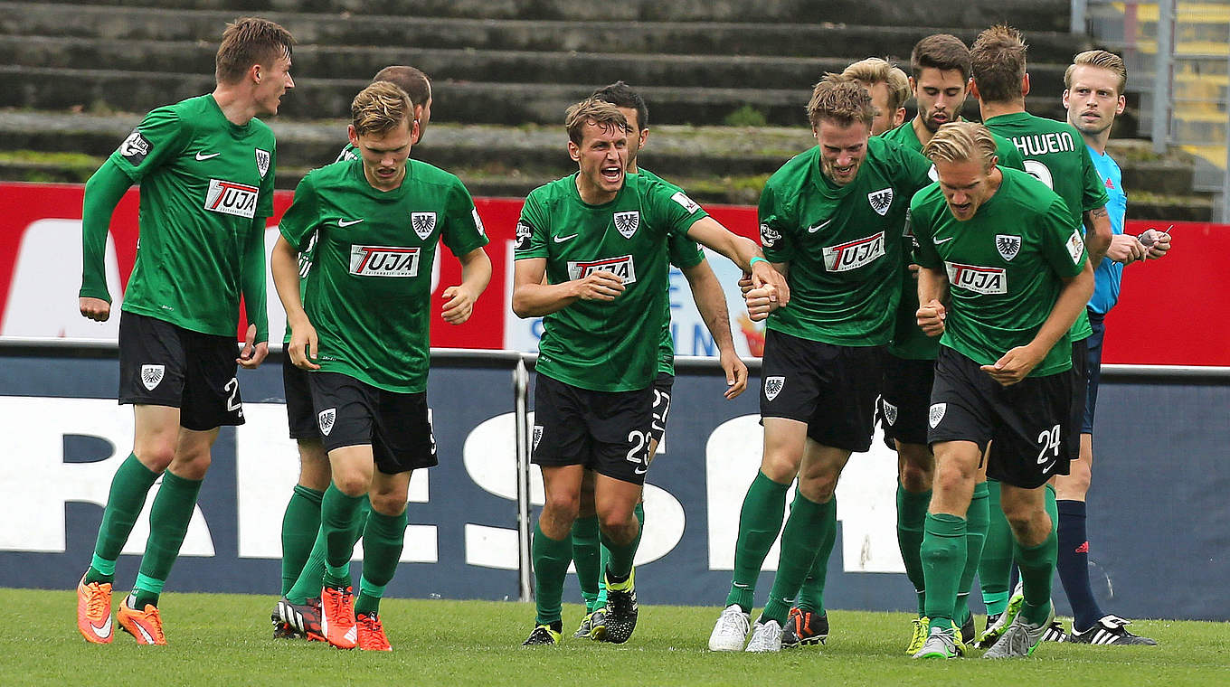 Jubel über den Sieg: Preußen Münster ist neuer Zweiter der 3. Liga © 2015 Getty Images