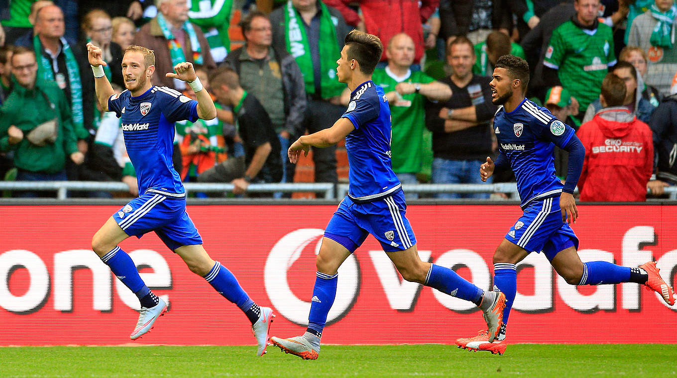 Dritter Auswärtssieg in Folge: Ingolstadt jubelt dank Moritz Hartmann (l.) © 2015 Getty Images