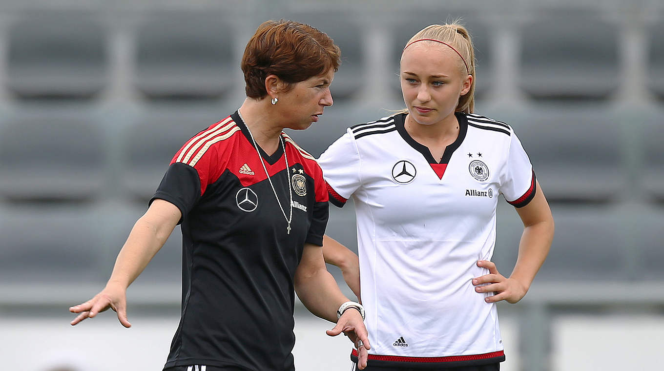 Vorbereitung auf die EM-Qualifikation: Trainerin Maren Meinert (l.) und Frederike Kempe © 2015 Getty Images