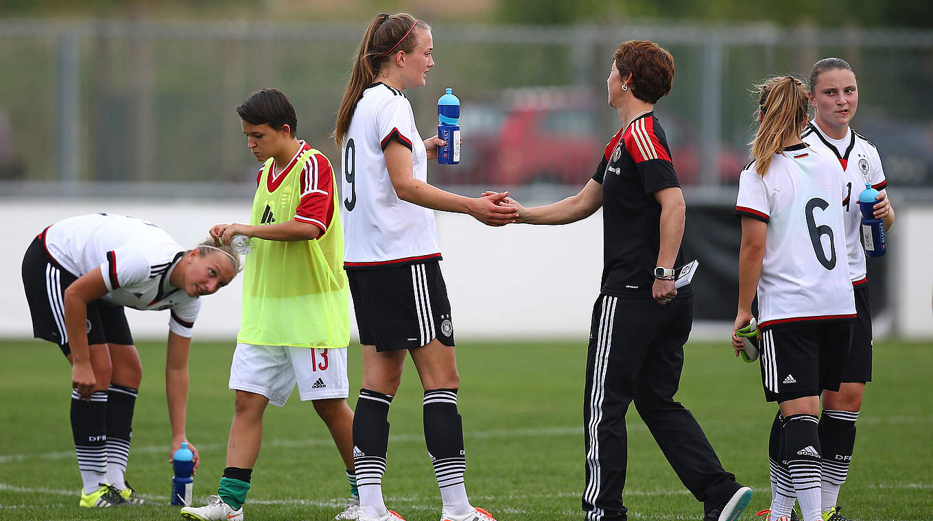 DFB-Trainerin Maren Meinert (3.v.r.): "Die Mannschaft hat verstanden, worum es geht" © 2015 Getty Images