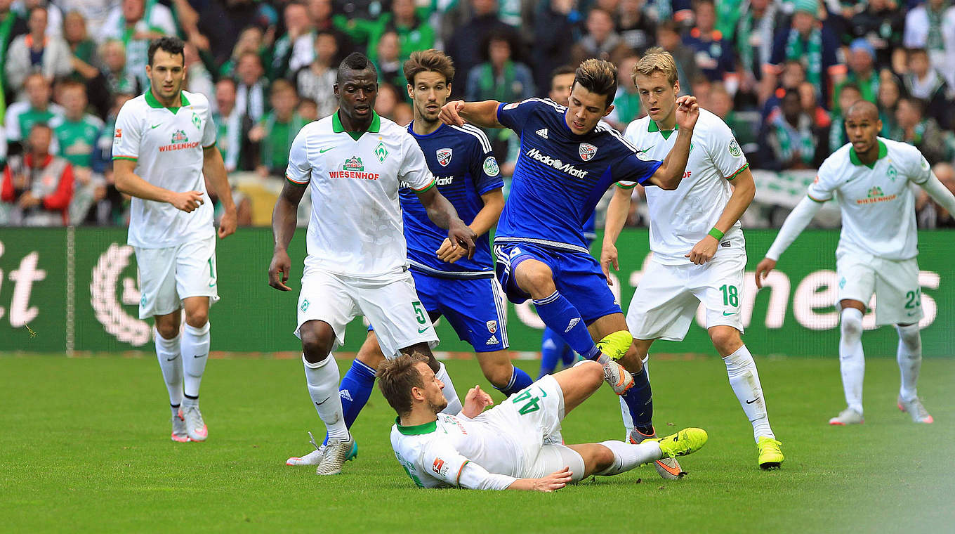 "Brutales Foul" gegen Ingolstadt: Bremens Bargfrede (v.) riskiert Morales' Gesundheit... © imago/osnapix