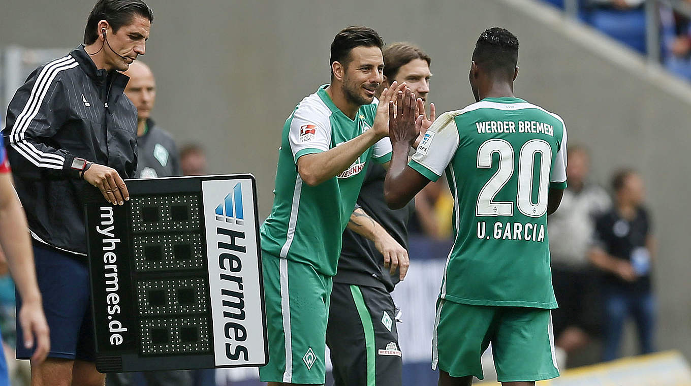 Steht vor der 100. Einwechslung und seinem 177. Tor: Bremens Claudio Pizarro (3.v.l.) © 2015 Getty Images