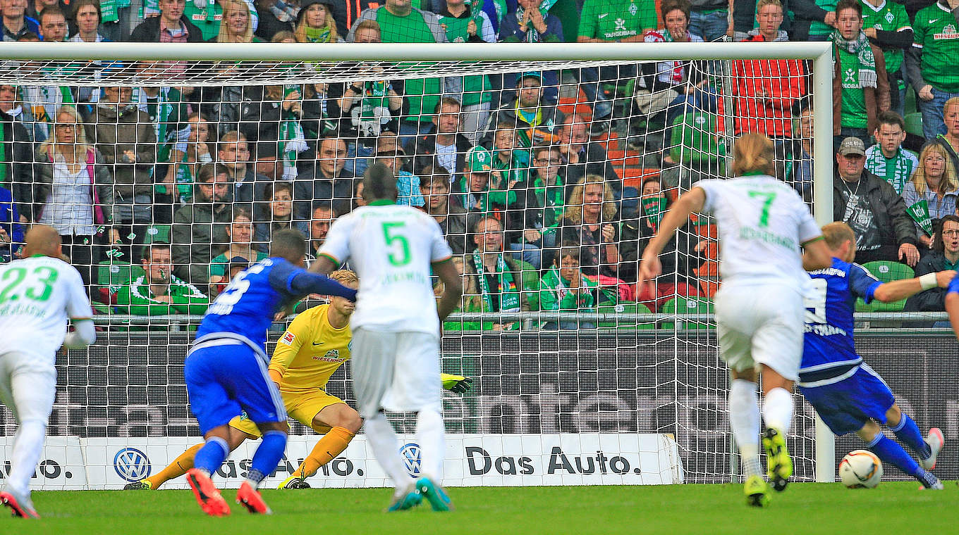 Gegentreffer 2498 für Werder: Ingolstadts Moritz Hartmann (r.) trifft per Foulelfmeter © 2015 Getty Images