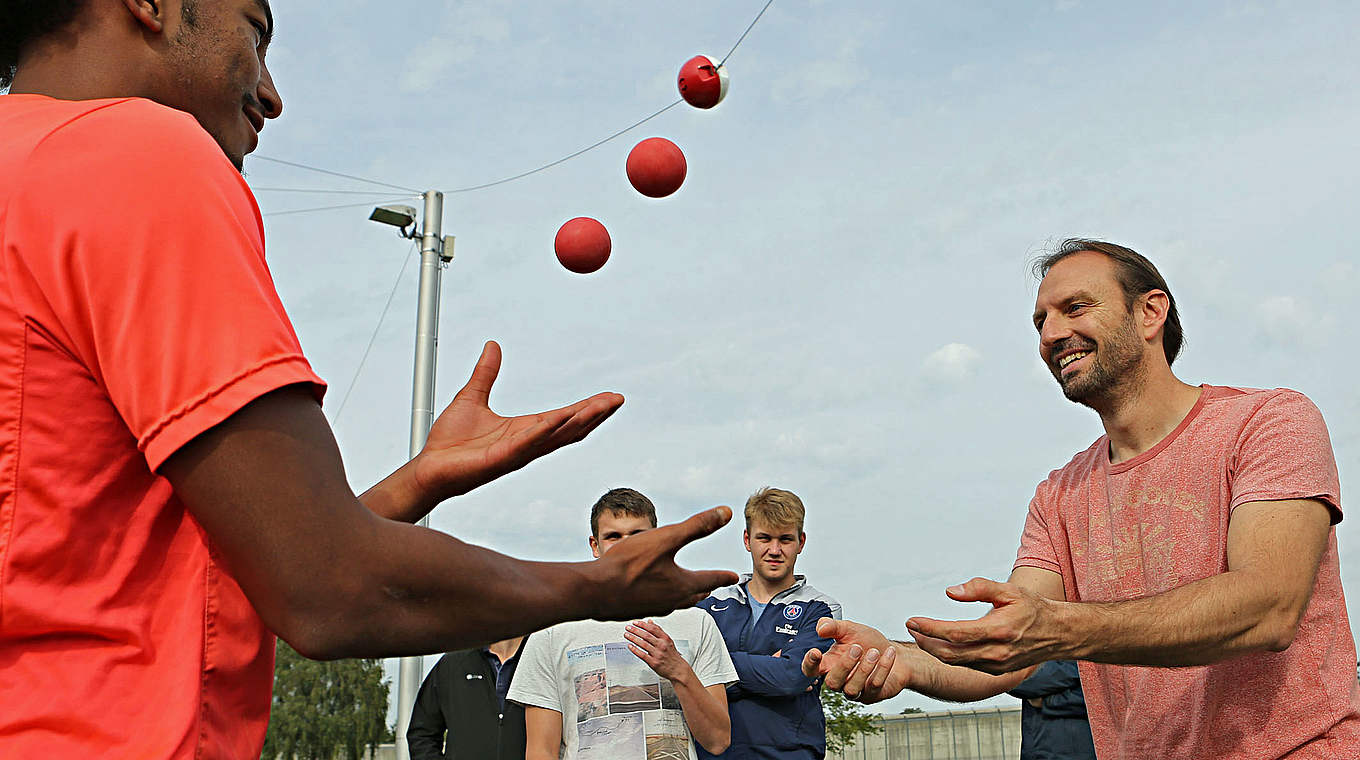 Unterstützt die Initiative "Anstoß für ein neues Leben": Ex-Nationalspieler Nowotny (r.) © Carsten Kobow