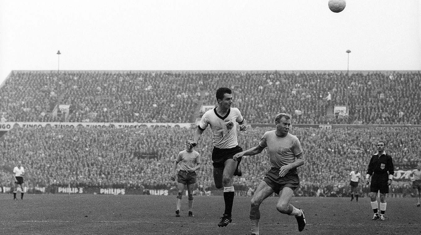 Starkes Debüt im DFB-Trikot: Franz Beckenbauer (M.) beim 2:1 in Schweden 1965 © imago sportfotodienst