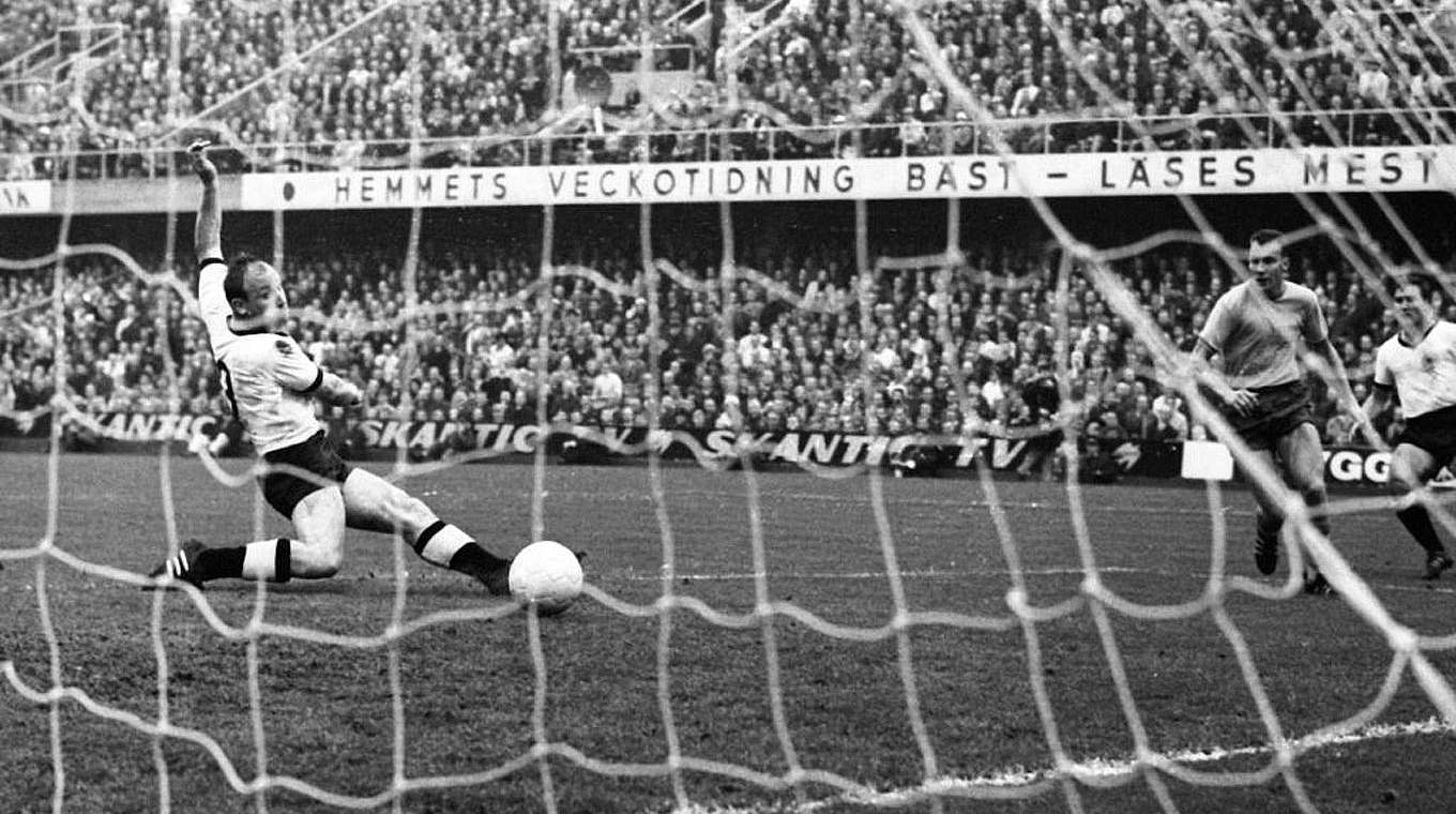 Das Tor nach England: Uwe Seeler (l.) trifft 1965 beim Comeback zum 2:1 in Stockholm © imago