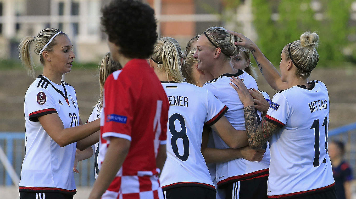 Zweites Spiel, zweiter Sieg: Das DFB-Team jubelt © 2015 Getty Images