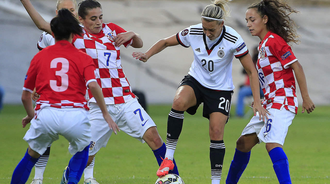 Lena Goeßling dribbling her way out of a sticky situation © 2015 Getty Images