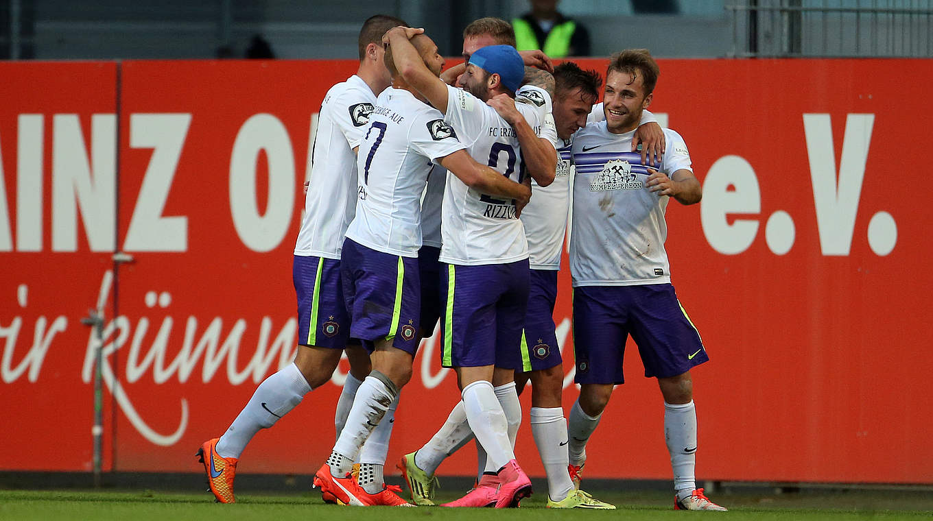 Nach dem Treffer zur zwischenzeitlichen Führung: Aues Spieler jubeln © 2015 Getty Images