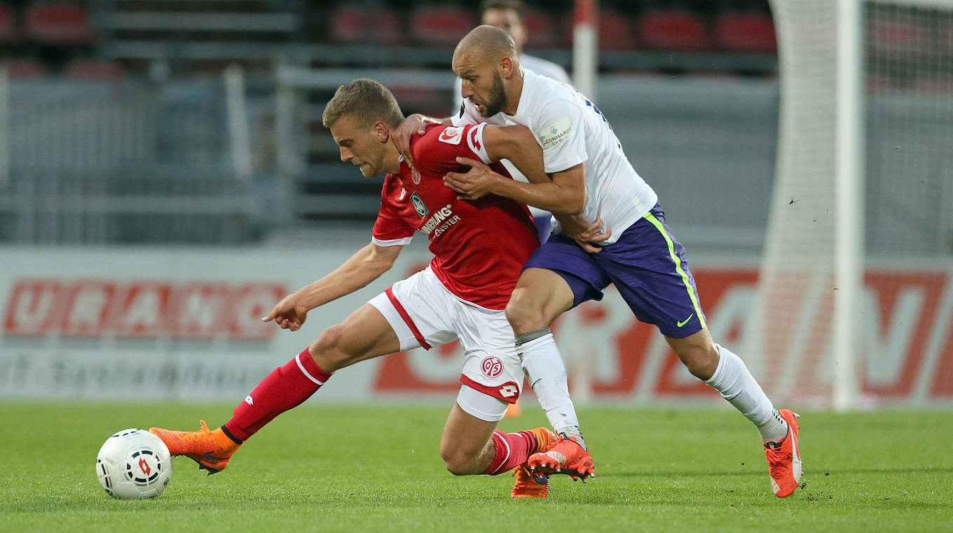 Umkämpftes Duell: Der Mainzer Lucas Höler (l.) gegen Aues Philipp Riese   © 2015 Getty Images