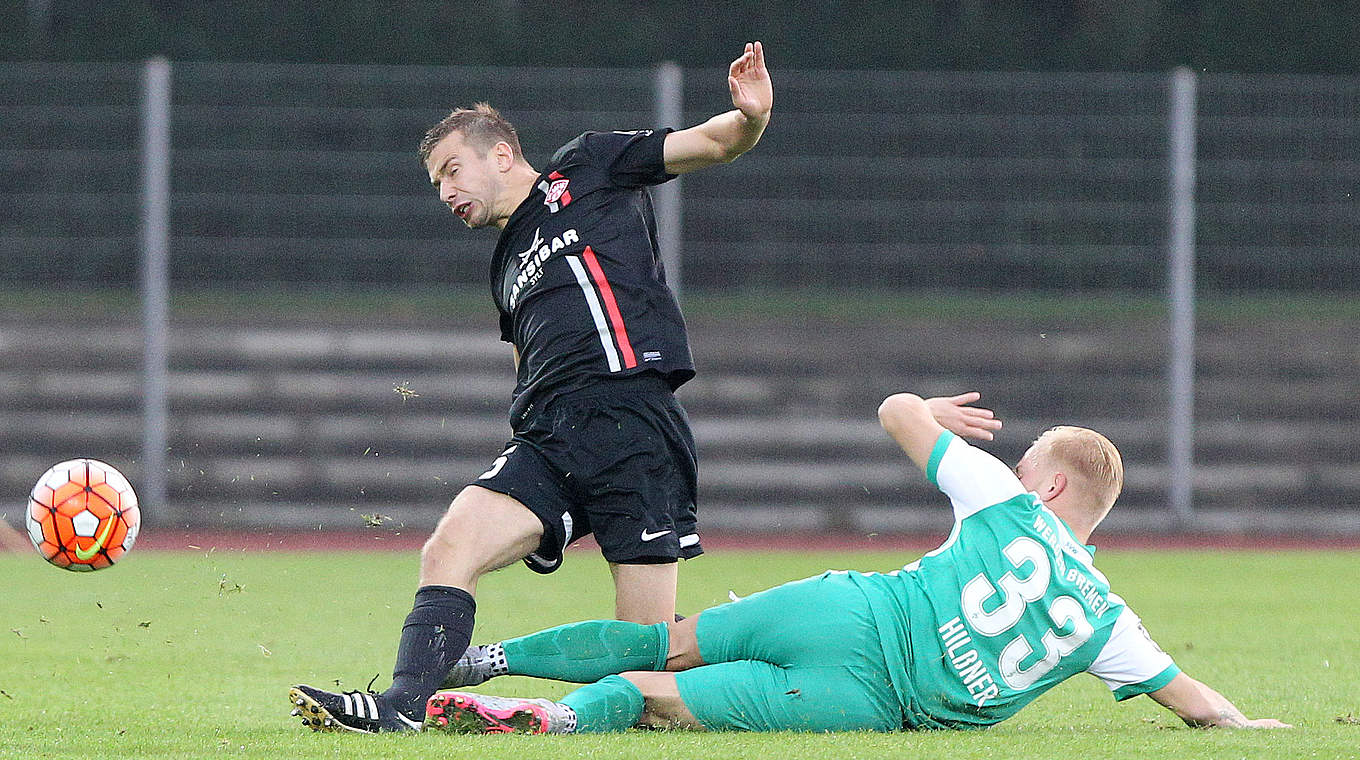 Kampf um den Ball: Würzburgs Paul Thomik (l.) und der Bremer Marcel Hilßner  © Kuppert