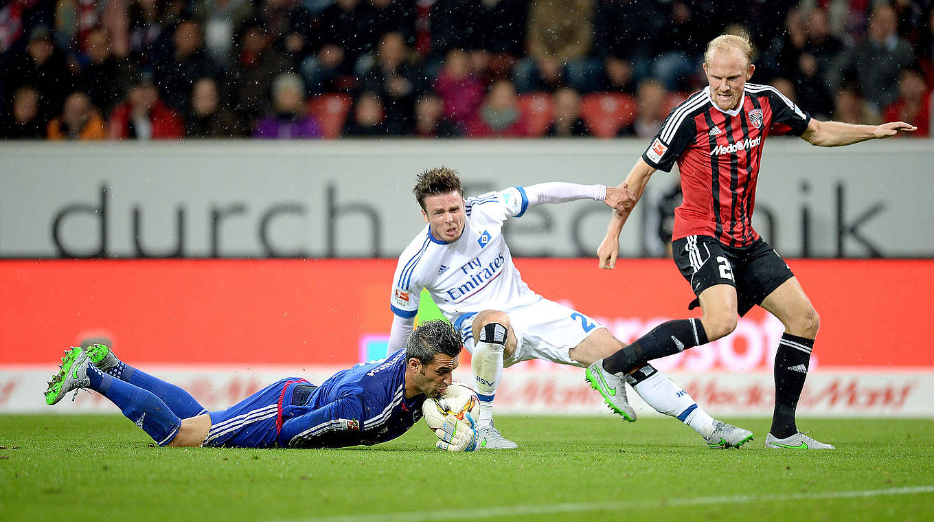 Ingolstadt keeper Özcan saves against Hamburg's Nicolai Müller  © 2015 Getty Images
