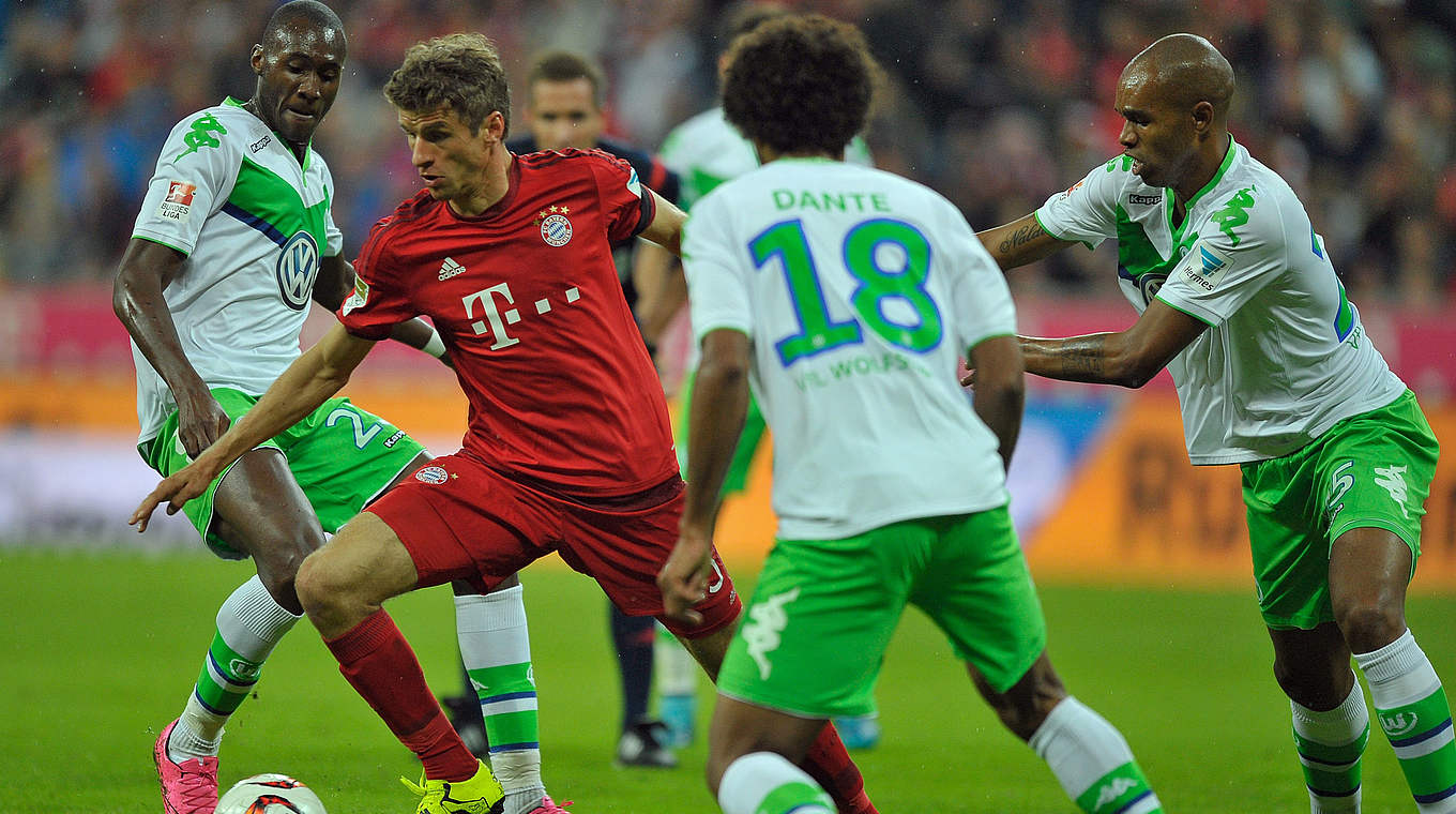 Thomas Müller is hunted down by the Wolves, but FC Bayern prevail in the end. © 2015 Getty Images