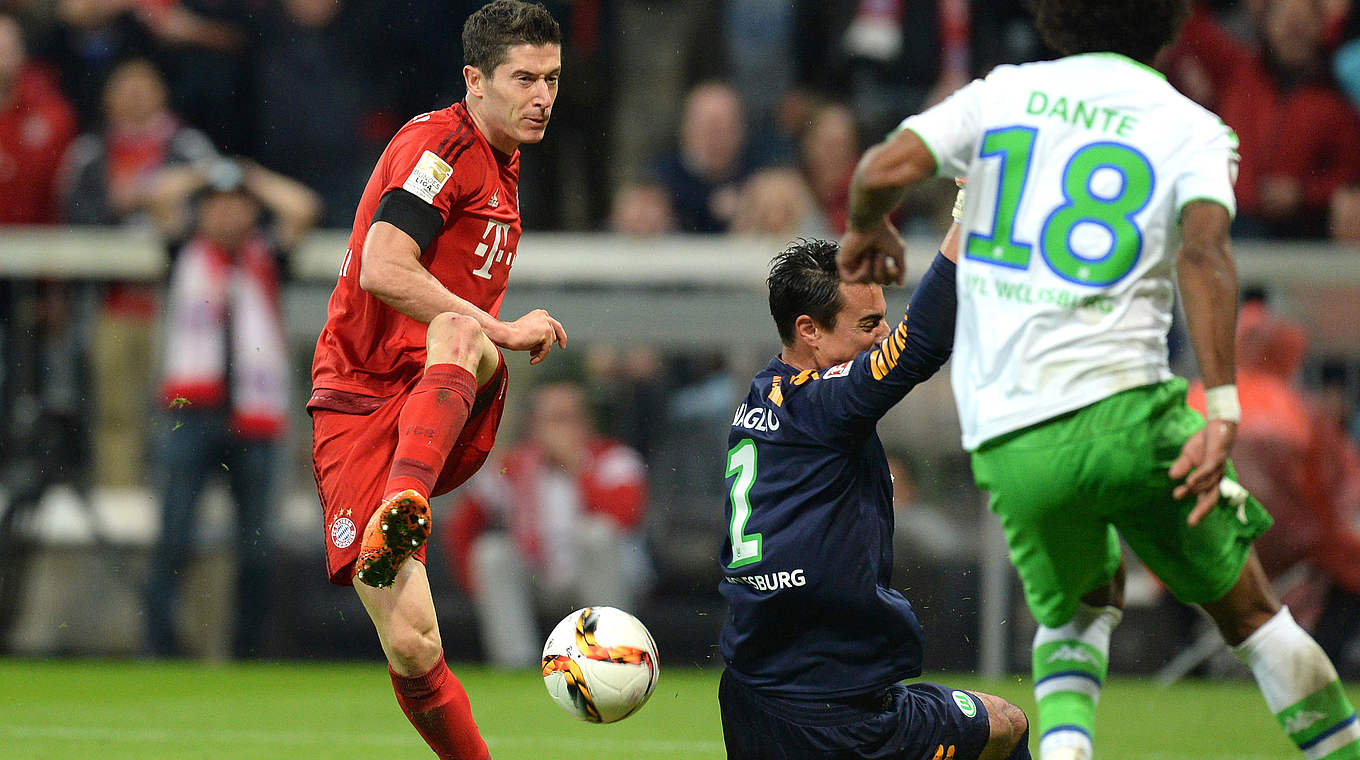 Eins von fünf Toren im Bundesligaspiel der Bayern gegen Wolfsburg: Lewandowski (l.) © 2015 Getty Images